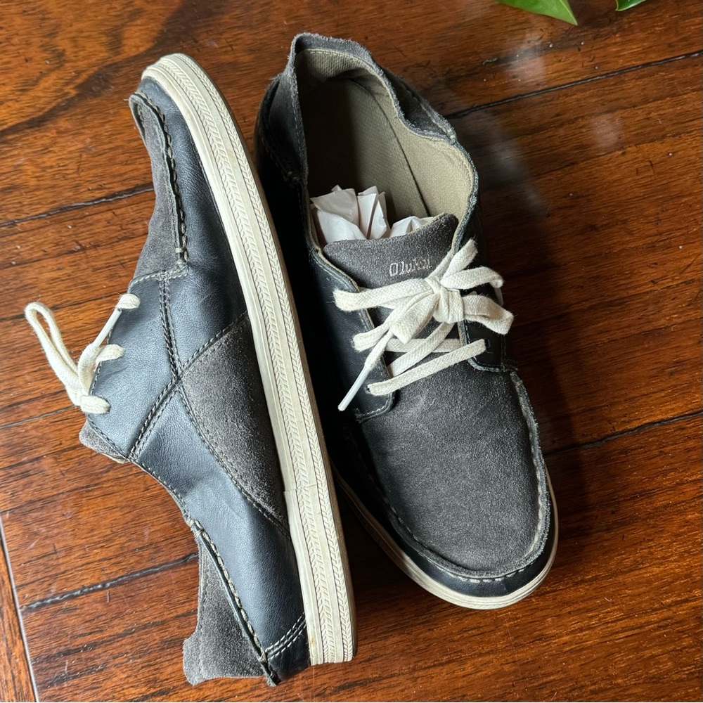 Olukai Men’s Leather Lace Up Boat Shoe -Some marks on rubber sides see pics 8.5M